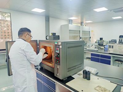 新粵公司技術人員推進道路瀝青新材料研發，助力交通基建創新