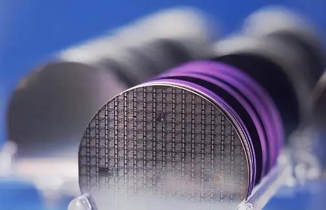 從受阻到超越 中國在新材料領(lǐng)域?qū)崿F(xiàn)芯片技術(shù)的彎道超車